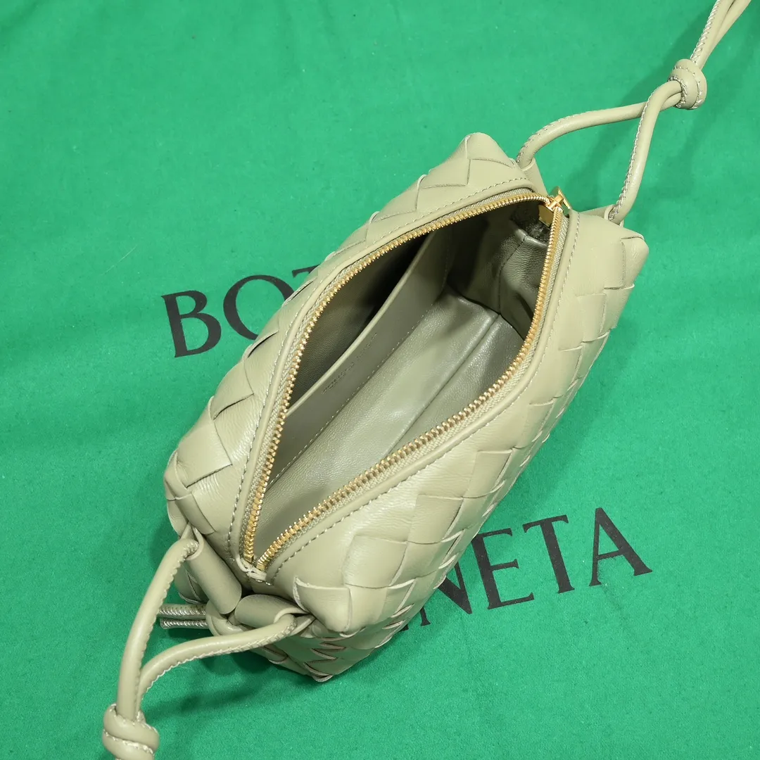 Batch 1160 B's new model is coming🔥Classic woven logo✅ The bag body is made of selected original sheepskin. The texture is soft and waxy. The simple square bag body is classic and versatile. The internal design is very practical. It has a large space and an adjustable iconic leather drawstring. It can be said to be both elegant and practical. The design is very simple and elegant. It has a kind of literary and retro style. Size model: 17*10*6cm, model number: 9896